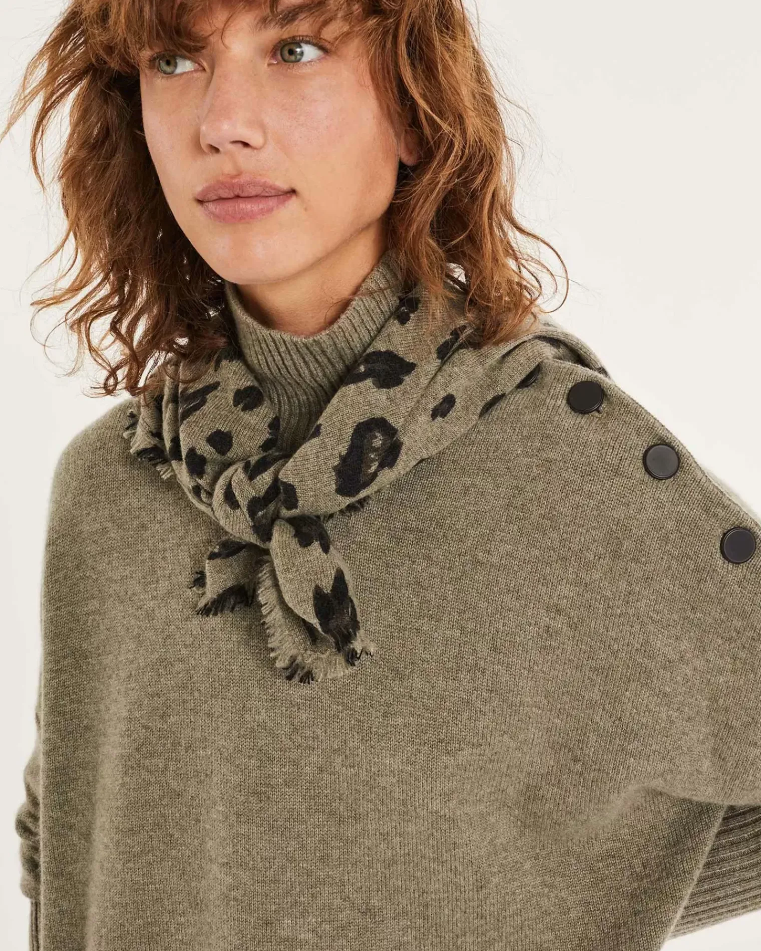 Kujten Sweaters & Sweatshirts>Cashmere Sweater With Black Buttons, 4-Threads Kaki Chine