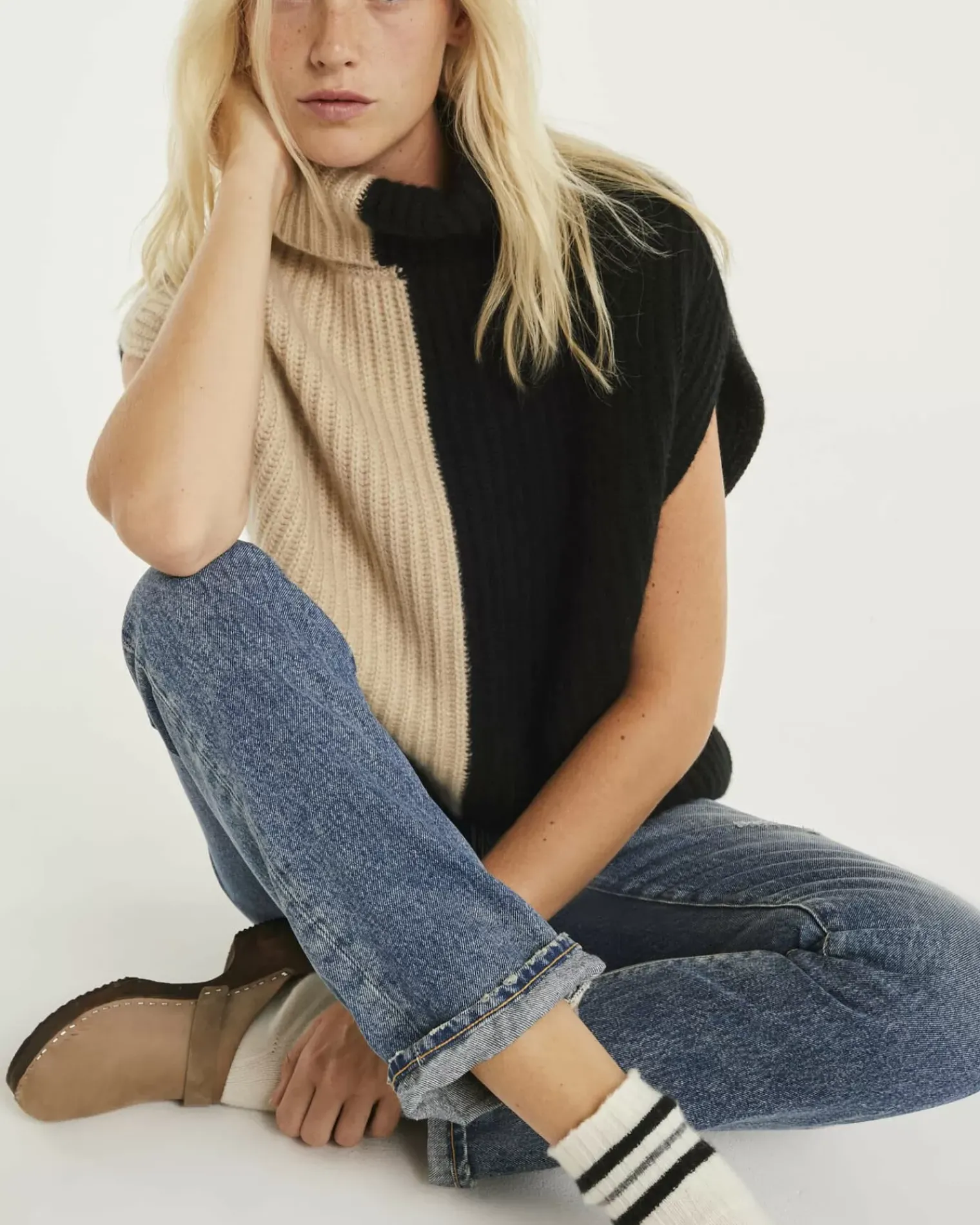 Kujten Sweaters & Sweatshirts>Colorblock Turtleneck Cashmere Sweater Noir Beige