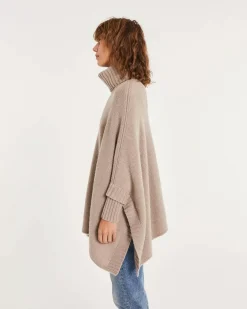 Kujten Capes & Ponchos><noscript><img width=