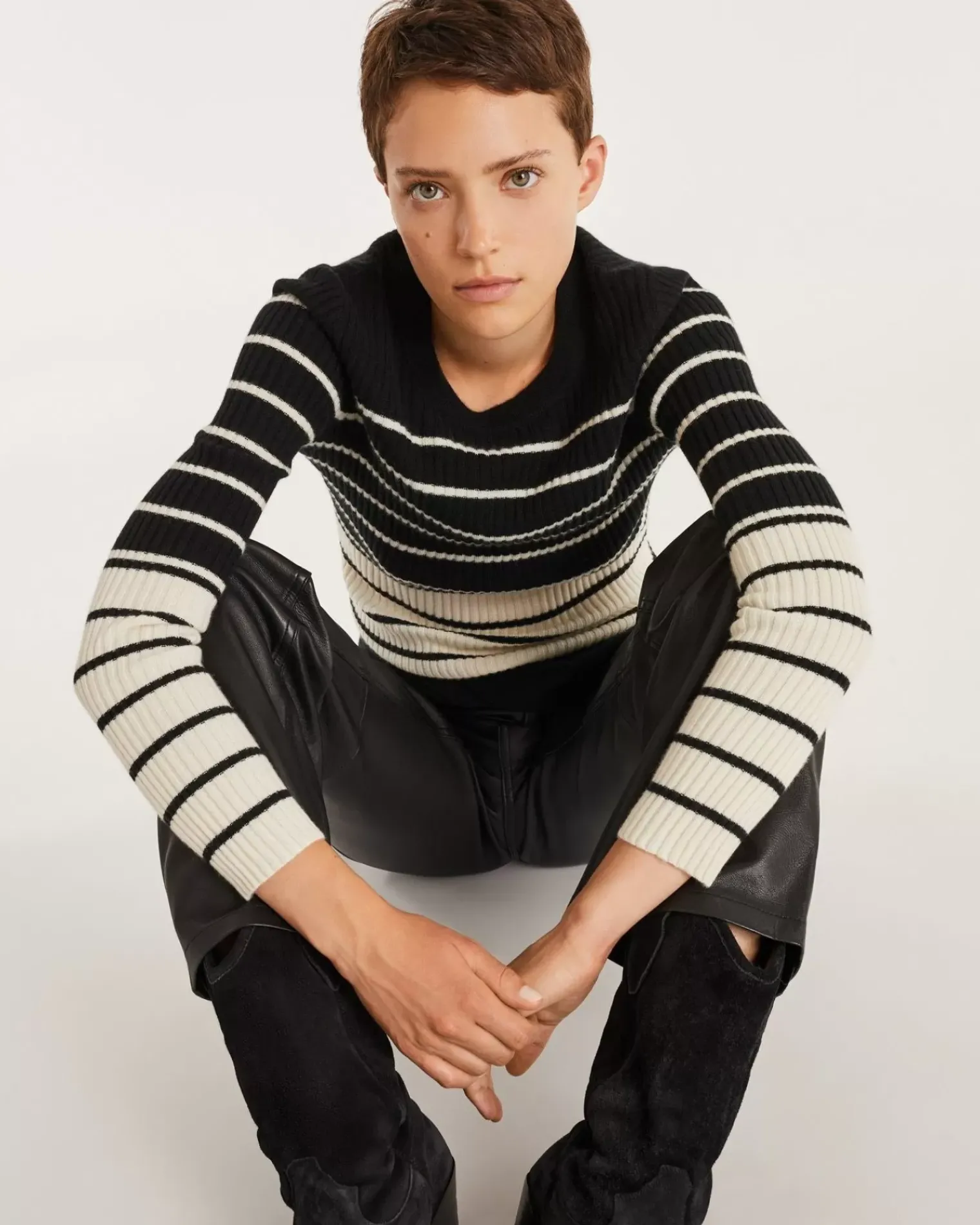 Kujten Sweaters & Sweatshirts>Women Round Neck Sweater With Flat Sides Noir